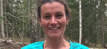 Sofia Norgren presenterar sig på en löprunda